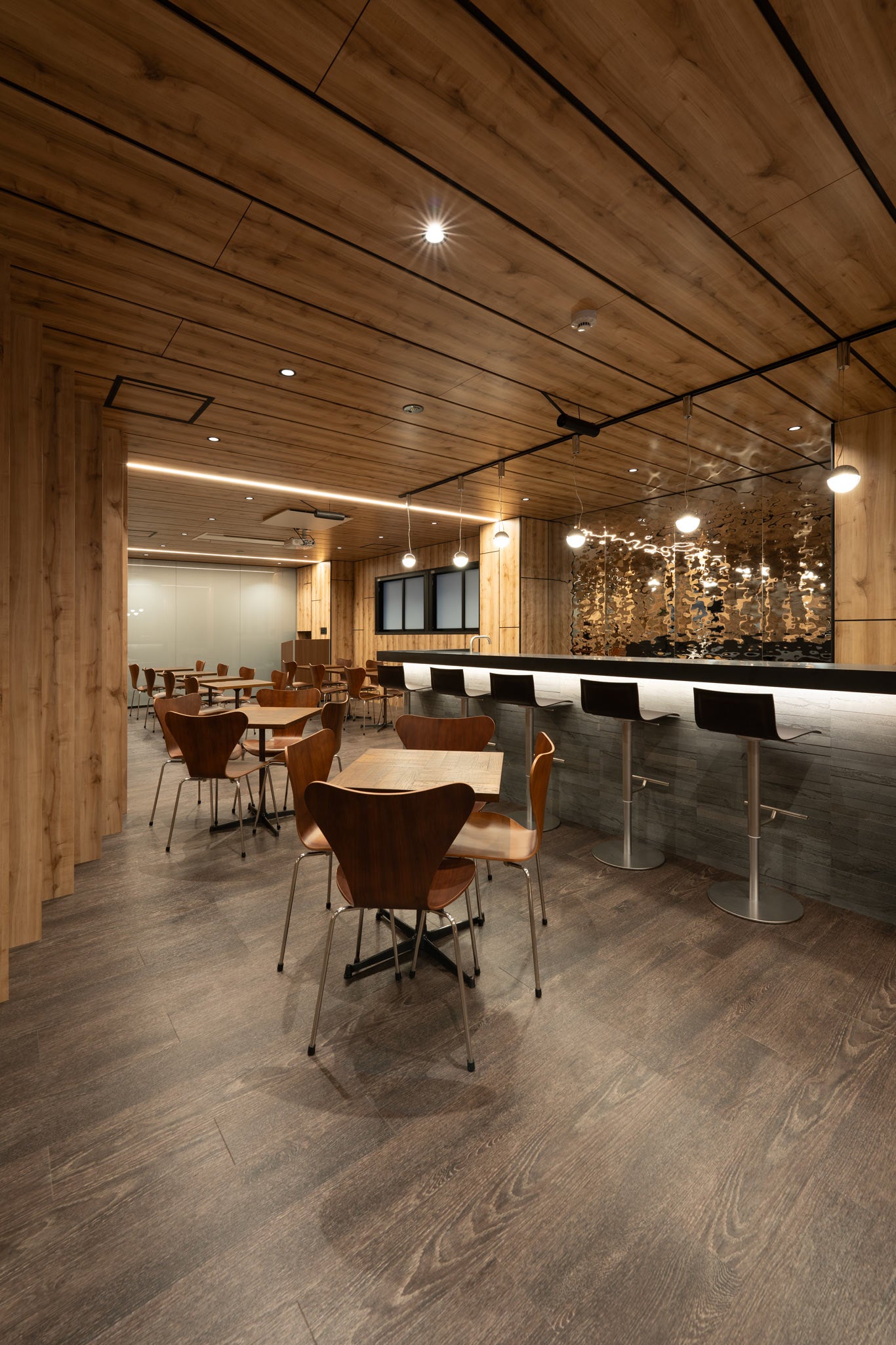 カフェのようなエントランス|Akasaka Net Worth Cafe