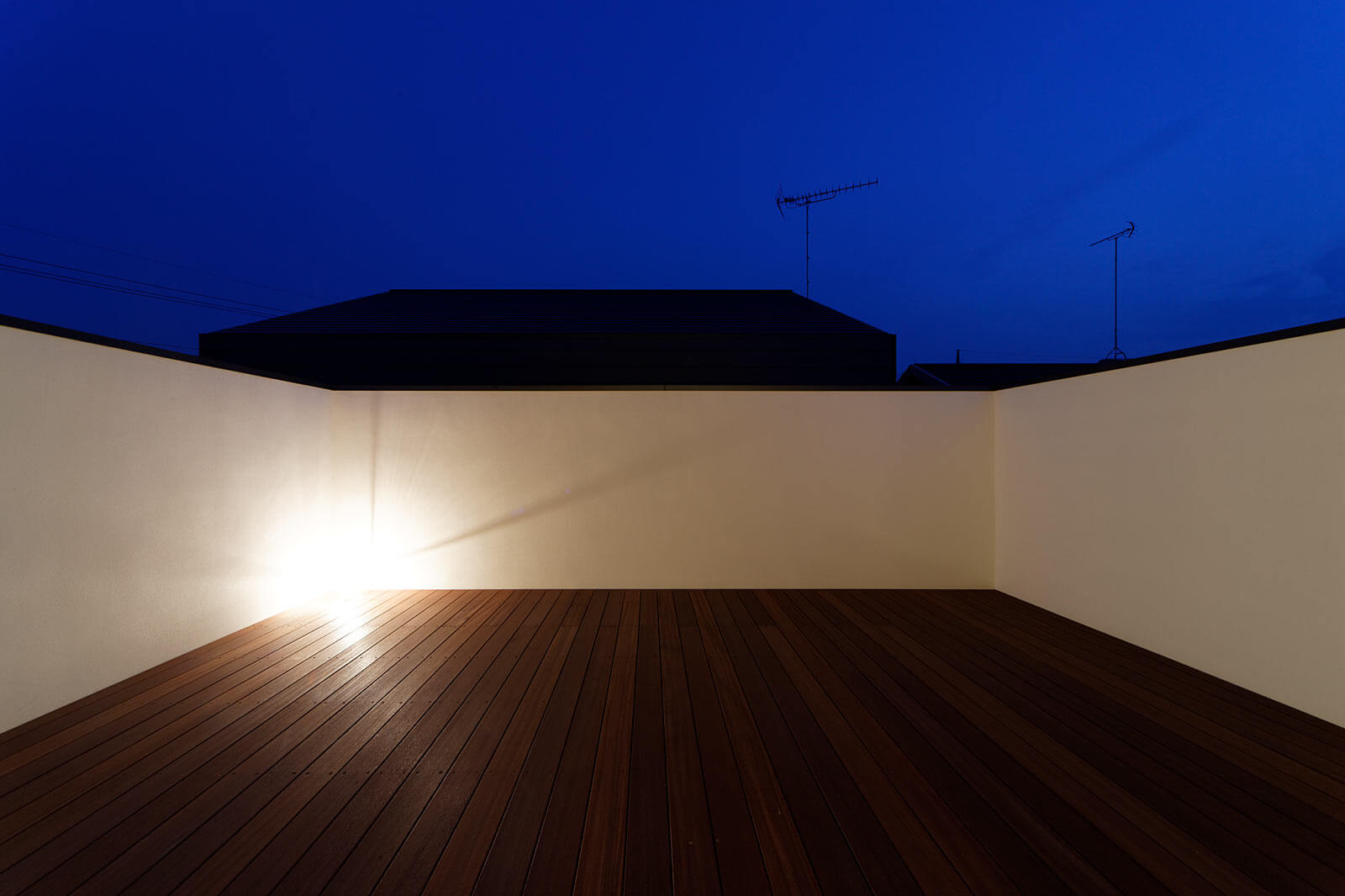 夜のテラス|Beams