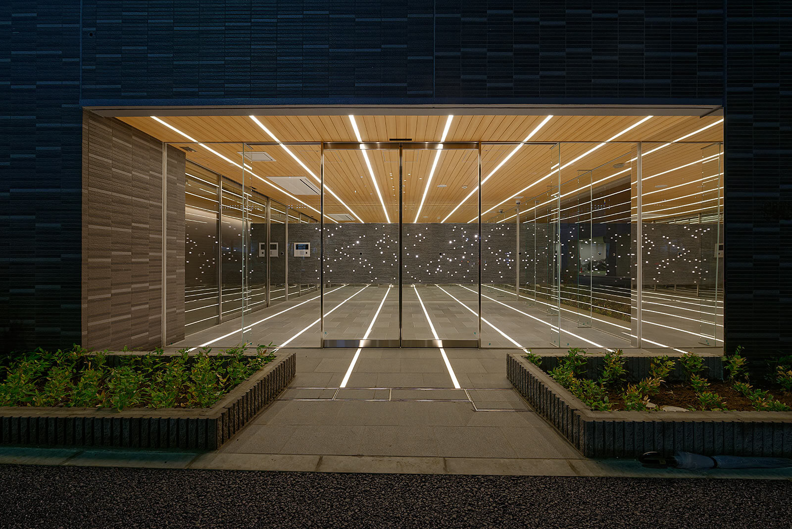 外から中に繋がるマンションのエントランスのデザイン|Green Park 日本橋堀留町