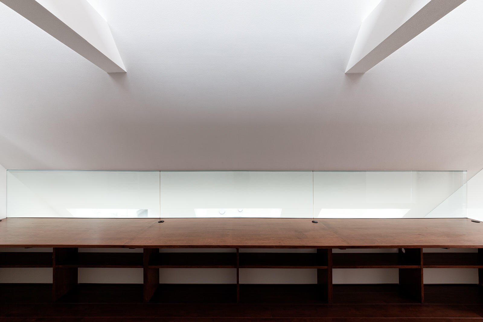 天井全体で光を拡散させた書斎|Light Well