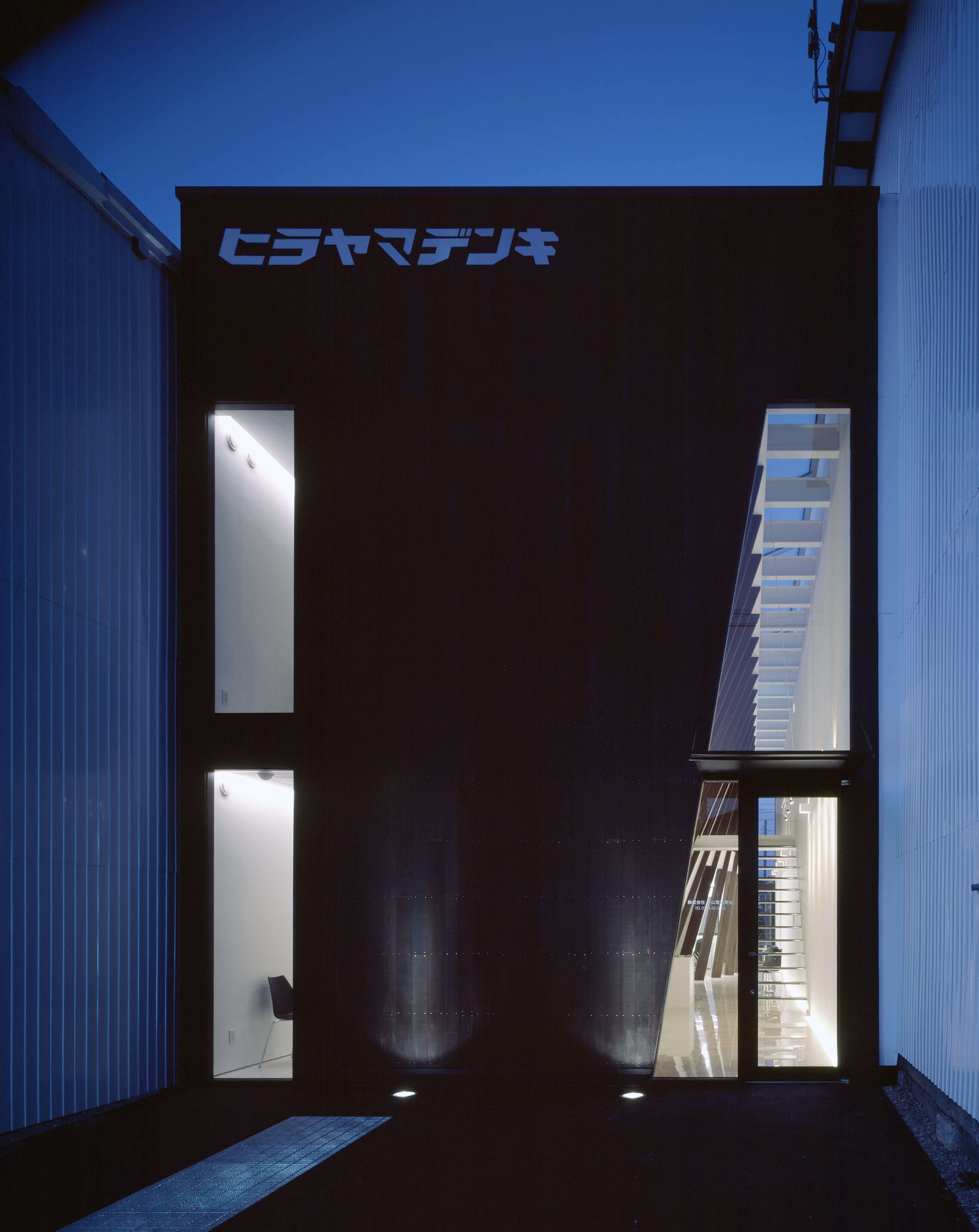 夜の外観|Machiya Office