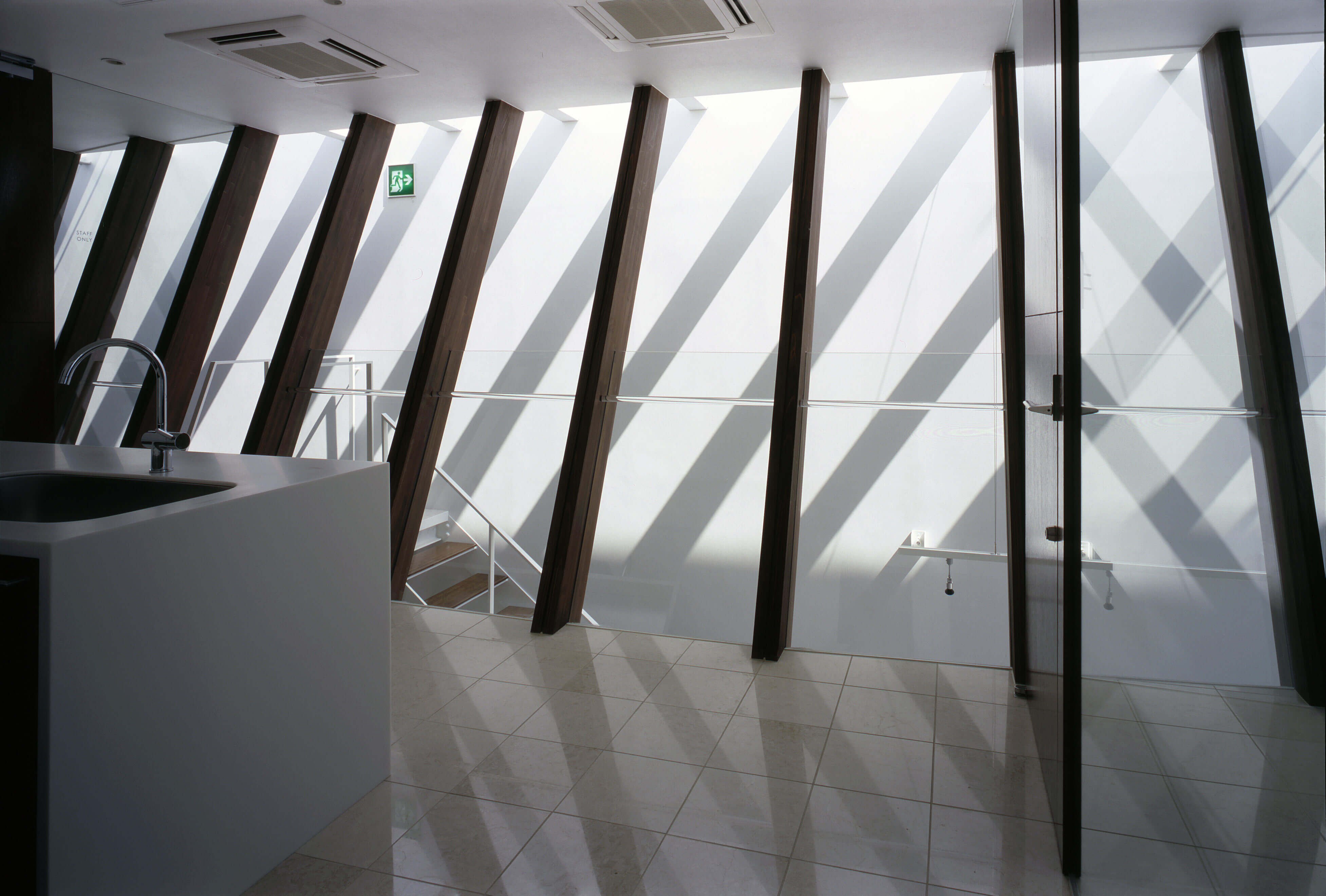 天窓からの光によるくっきりとした陰影|Machiya Office