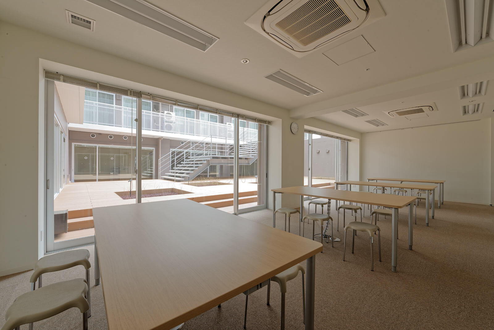 中庭に面した多目的室|大妻女子大学 加賀寮