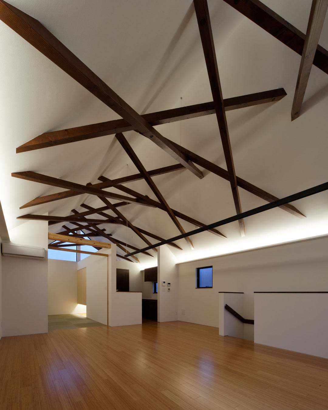 斜めに立体交差したトラスの天井