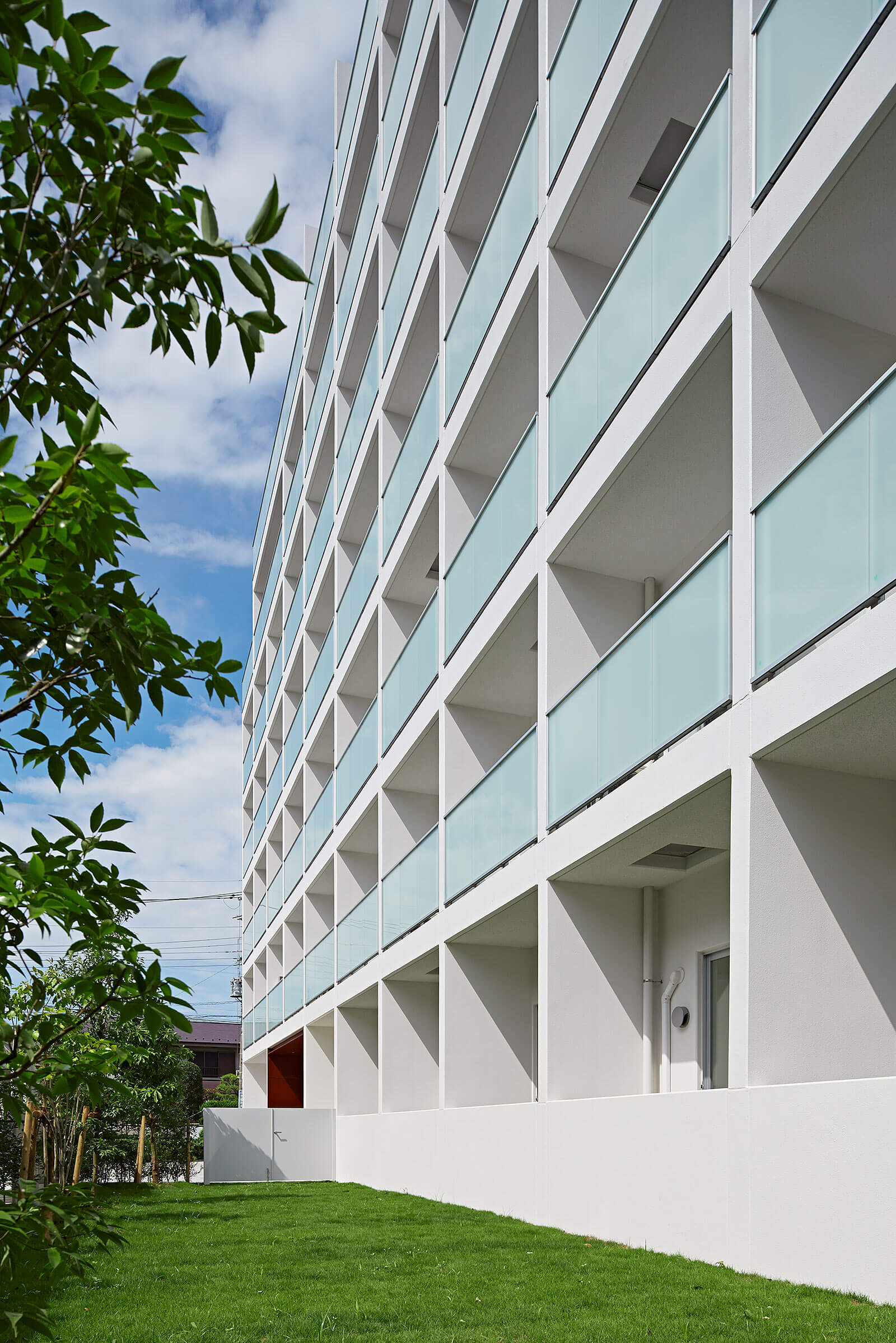 シャープなマンションのテラス｜Crevista 大森西