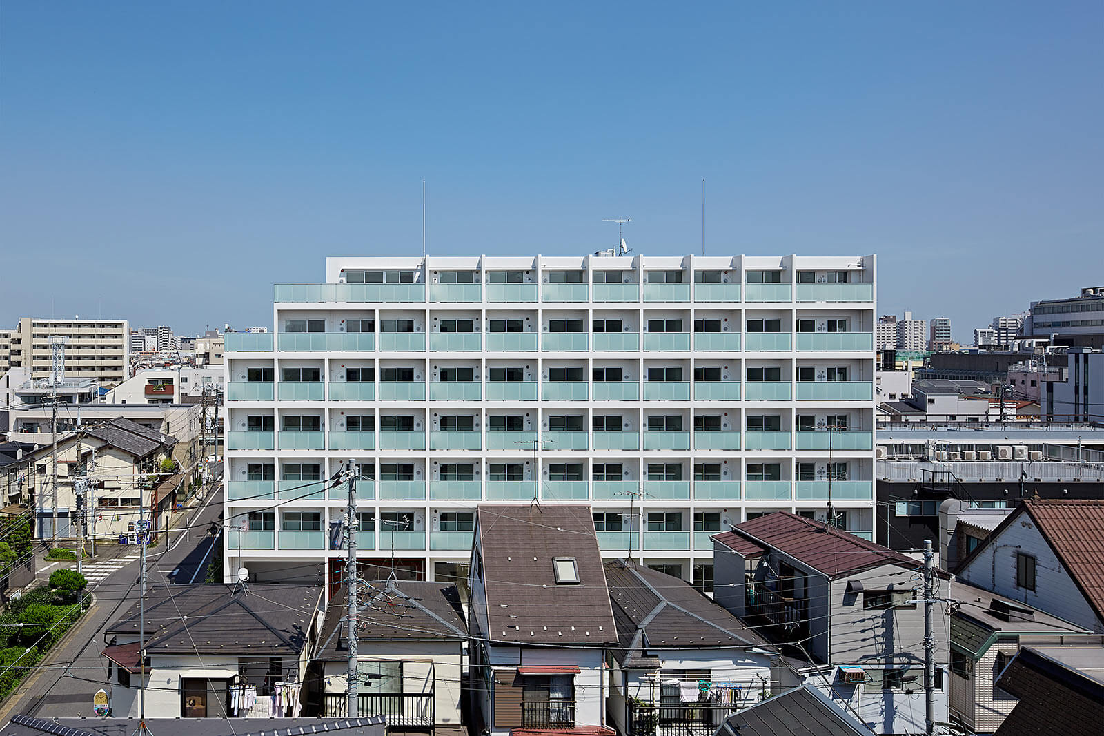白基調のマンションの外観｜Crevista 大森西