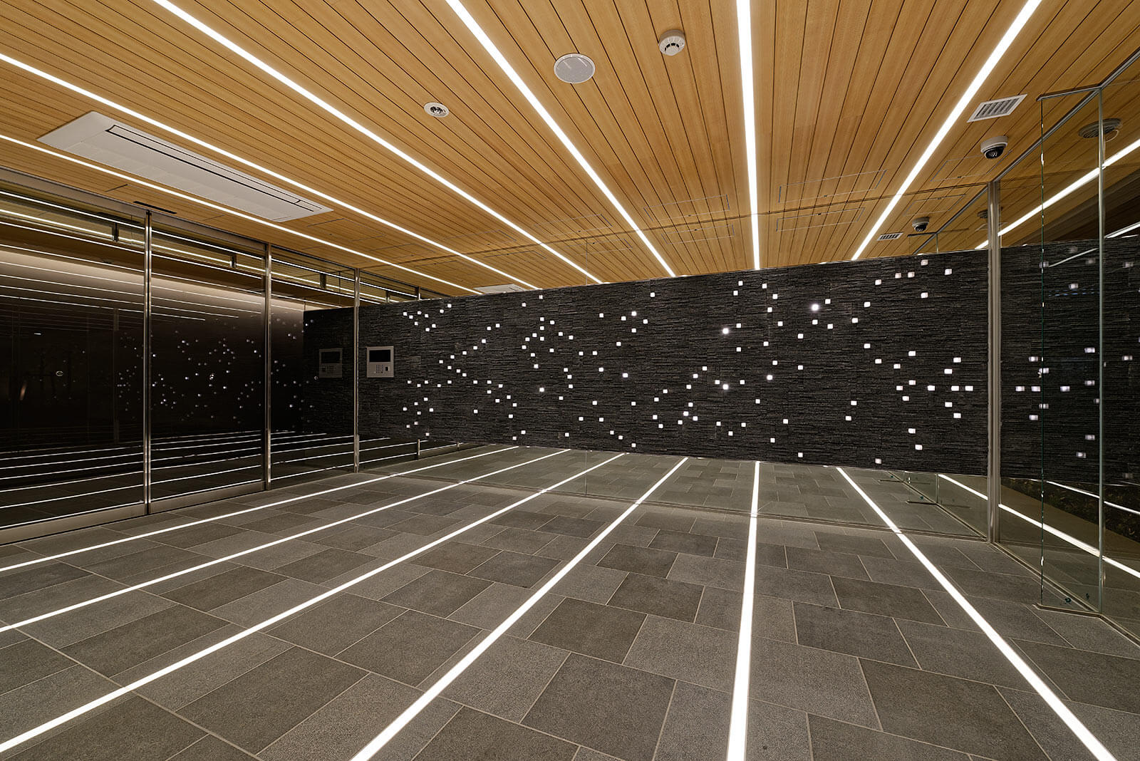 点光源により星座がデザインされたマンションのエントランス｜Green Park 日本橋堀留町