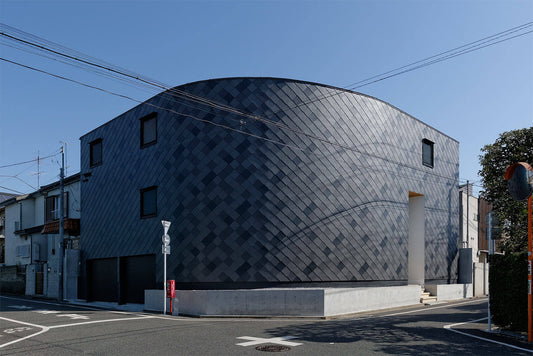 鱗の家 - 6層の重なりと開放の交差