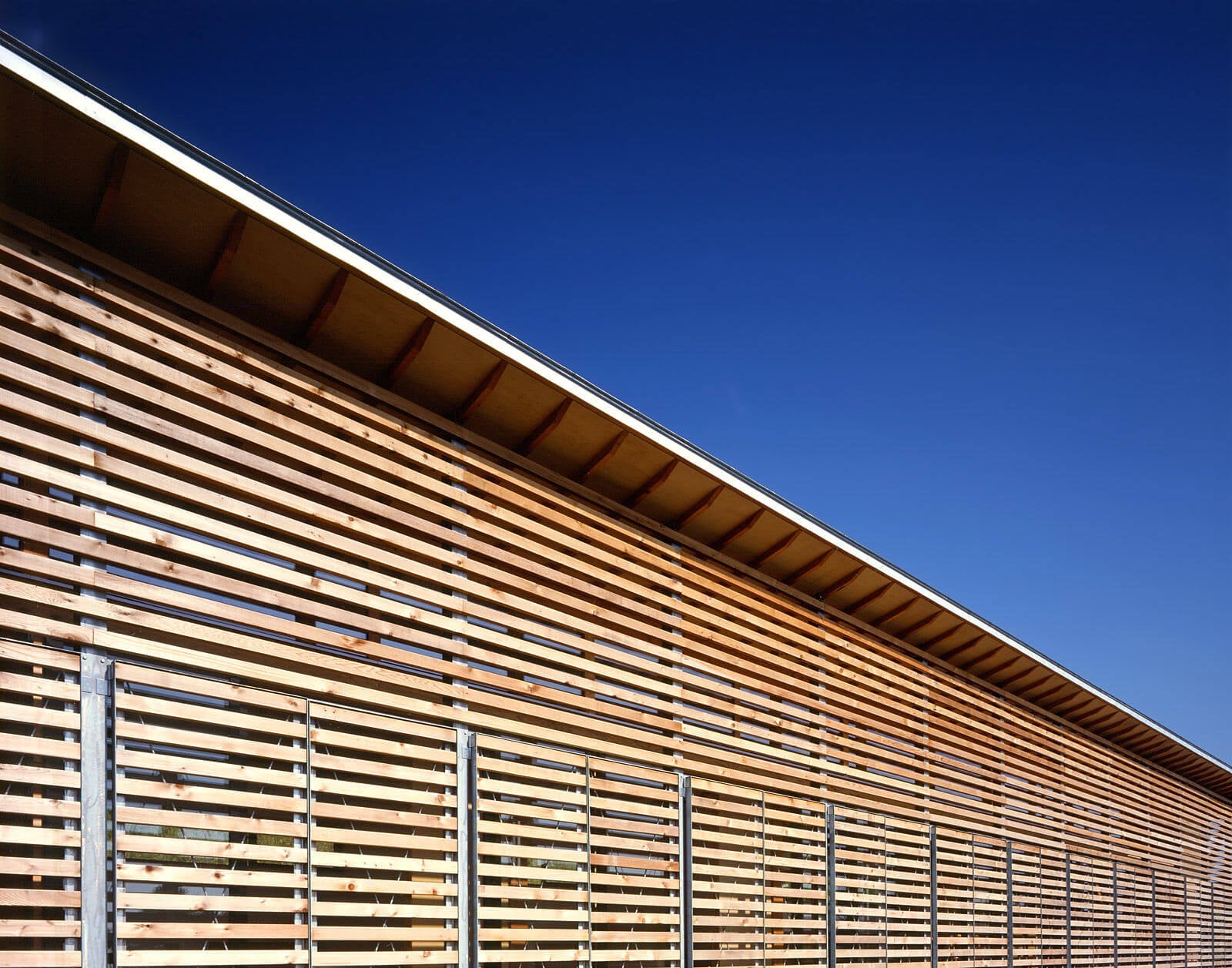 開閉可能なルーバーの週末住宅｜Louver