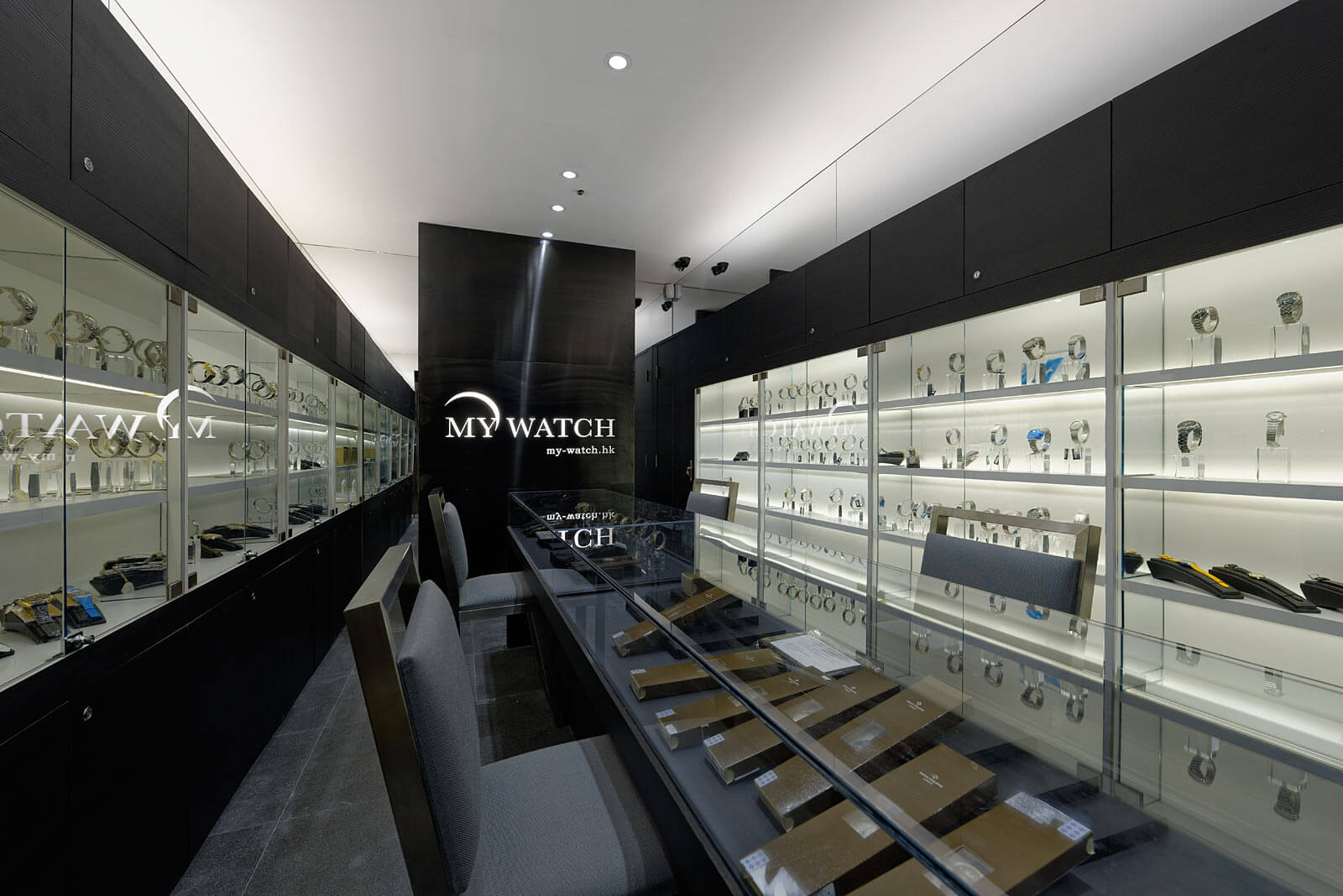 鏡の反射を用いた内装｜My Watch HK