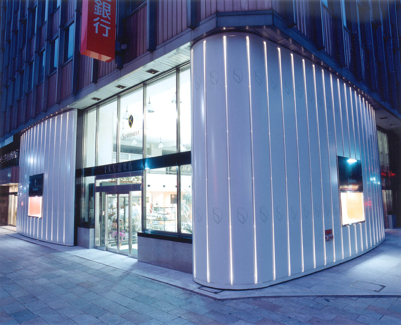 白く柔らかい光を放つ外観｜千疋屋総本店仮店舗