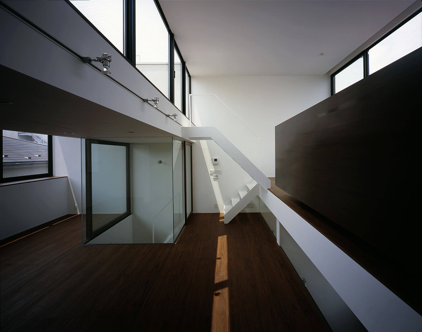 段差のずれにより光があふれる住宅｜Steps III