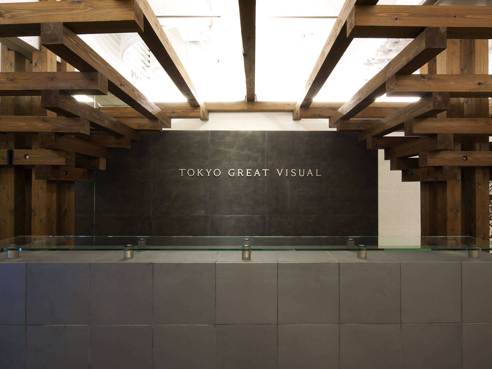シックなオフィスの受付カウンター｜Tokyo Great Visual