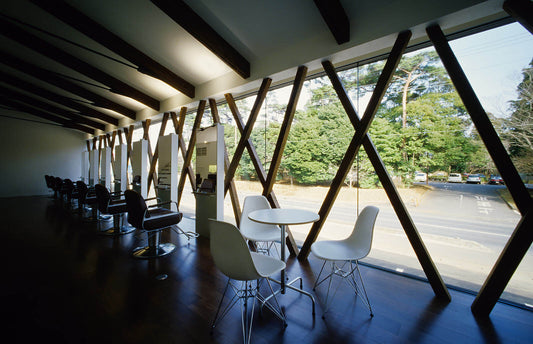 SUAVE HAIR - 斜柱で開放的な間口を実現した美容室